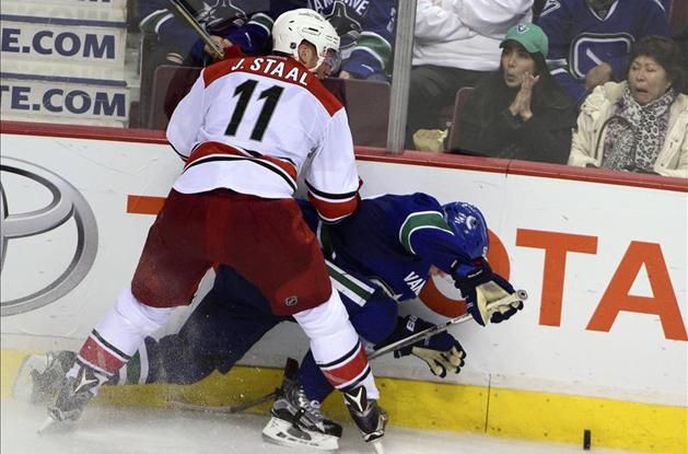 Jordan Staal (Carolina Hurricanes) keni a palánkra a duplázó Bo Horvatot (Vancouver Canucks) (Fotó: Reuters)