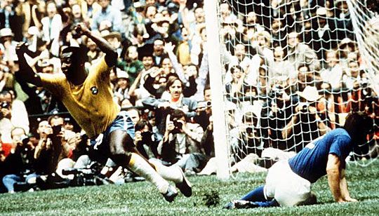 Pelé 1970-ből: a barzil zseni gólt szerzett az olaszok elleni döntőben (Fotó: Action Images)