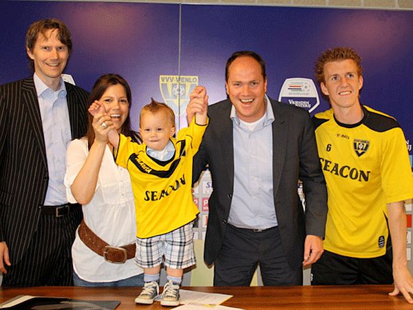 Mindenki boldog: apa, anya, középen az ifjú sztár, tőle balra Marco Bogers és Ken Leemans (Fotó: Vvv-venlo.nl)