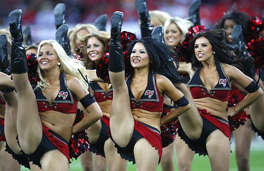 A Tampa Bay Buccaneers cheerleaderei is mindent megtettek a közönség szórakoztatása érdekében (fotó: Reuters)