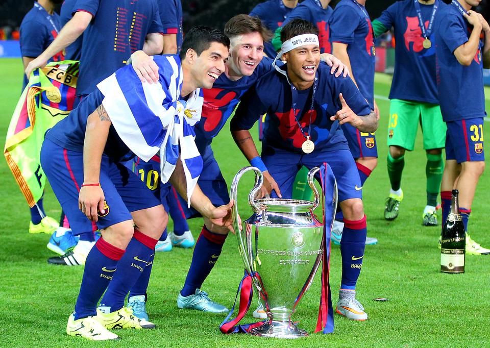 A Barca volt Európa legjobb csapata 2015-ben: a legendás támadótrió, (balról) Luis Suárez, Lionel Messi és Neymar boldogan pózolt a BL-serleggel a Juve 3–1-es legyőzése után (Fotó: AFP)