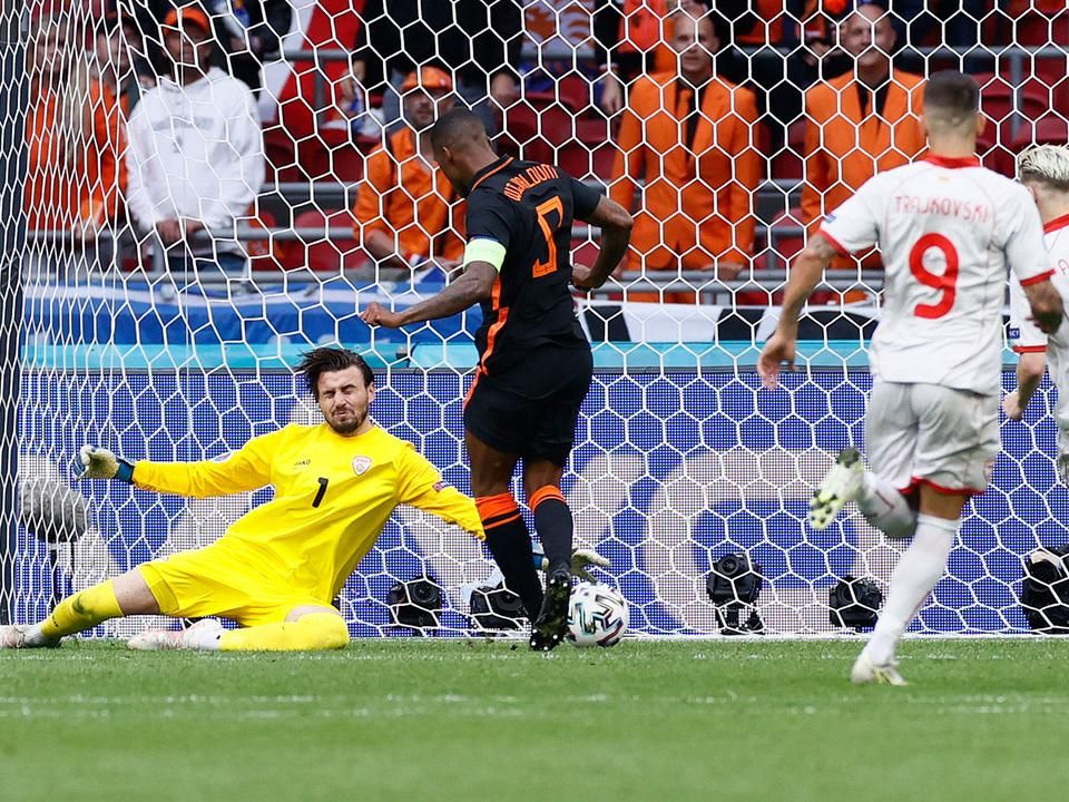 Wijnaldum megszerzi a második holland gólt (Fotó: AFP)