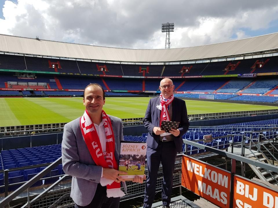 Martijn Vroommal (jobbra), Krimpen aan den IJssel város polgármesterével, évtizedes törzsszurkolóval (Fotó: Magyarország hágai nagykövetsége)