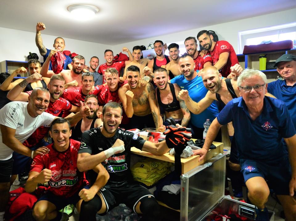 Mindenki nagyon örült a csapat első győzelmének (Fotó: Trofinov Éva/Kelet-Magyarország)