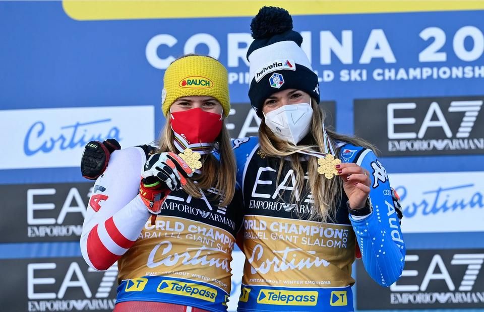 Paralel verseny – két győztes: Katharina Liensberger és Marta Bassino egyaránt aranyérmet kapott (fotó: fis-ski.com)