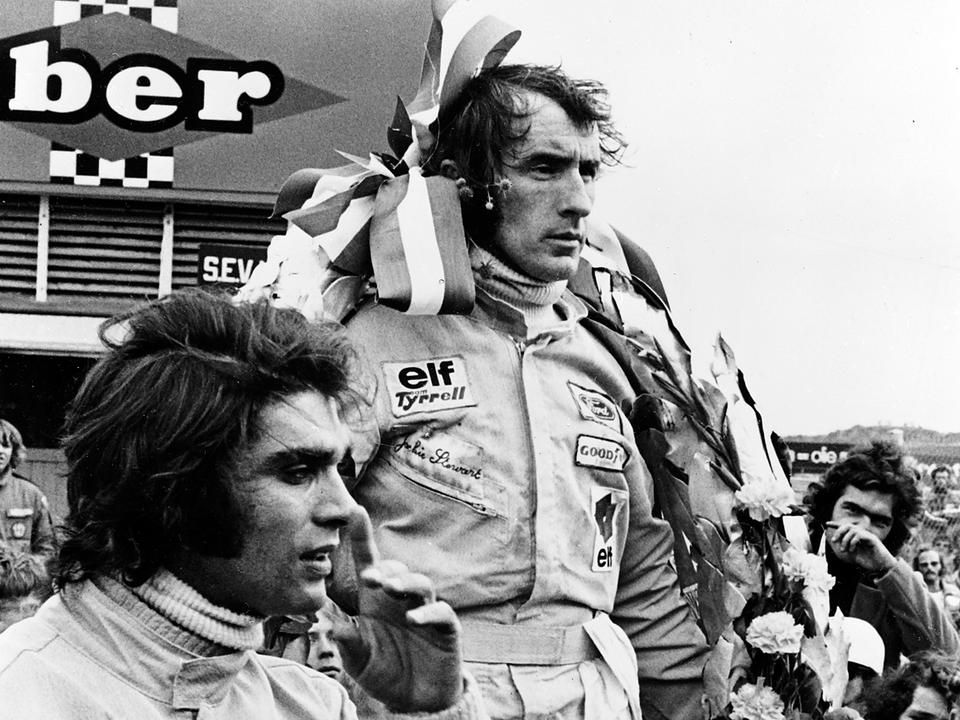 Az 1973. július végi Holland Nagydíj után a győztes Jackie Stewart mellett balra az Egyesült Államok október eleji nagydíján halálos balesetet szenvedő, filmsztár külsejű francia tehetség, Francois Cevert (Fotó: AFP)