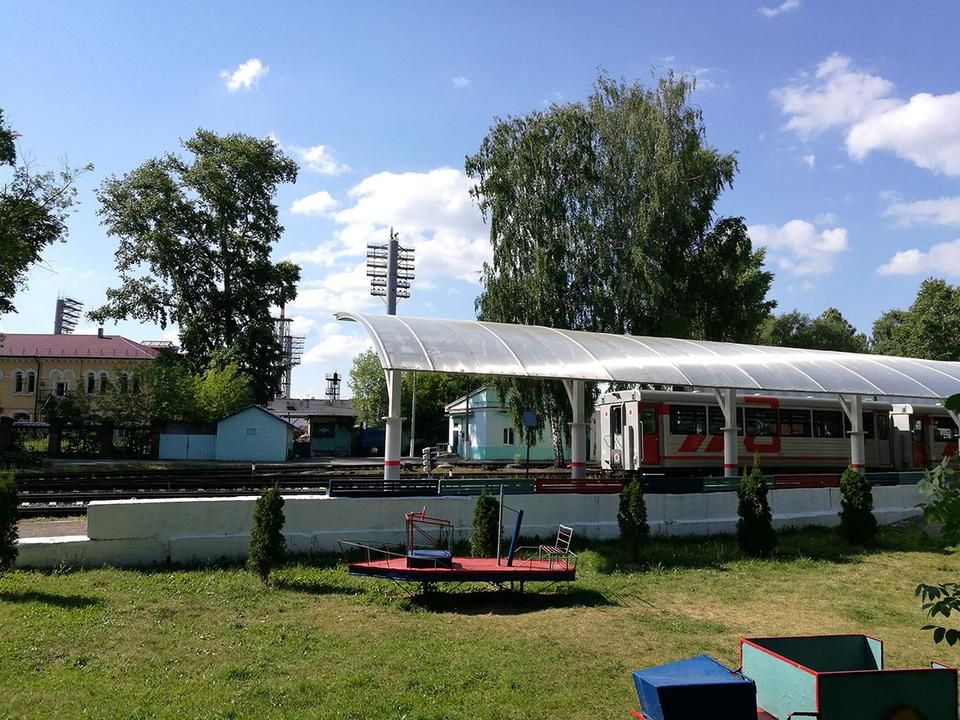 Az immár csak múzeumként üzemelő vasútállomás és a mögötte megbújó Lokomotiva Stadion