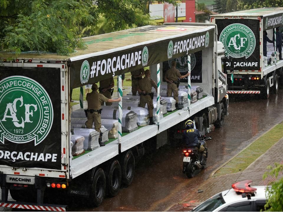 Dermesztő kép: kamionok szállítják a koporsókat a chapecói búcsúszertartásra (Fotó: AFP)