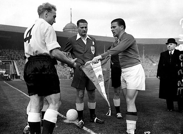 Puskás Ferenc és Billy Wright zászlócseréje a két válogatott 1953-as londoni mérkőzésén (Fotó: Getty Images)