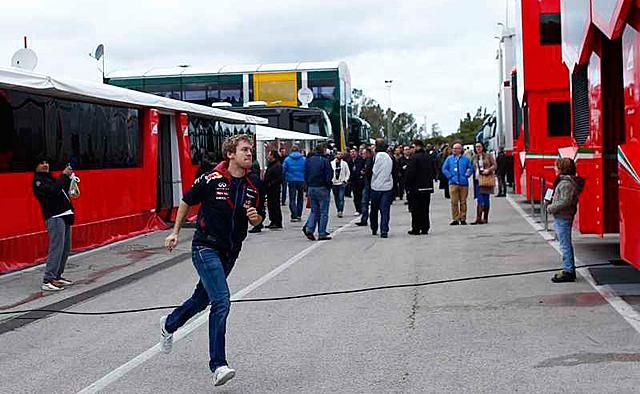 Vettel az autója műszaki hibája után gyorsan távozott Jerezből (Fotó: Reuters)