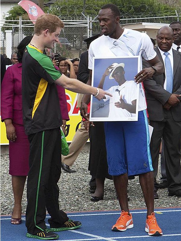 Usain Bolt hazai pályán fogadta Harry herceget, és még ajándékot is adott neki (Fotó: Action Images)