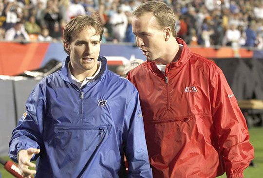 Akár pályára is léphettek volna, de Drew Breesre és Peyton Manningre egy ht múlva komolyabb feladat vár… (Fotó: Reuters)