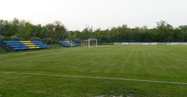 A Tersztyánszky Ödön Sportközpontban nem csak a lelátóról látható a mérkőzés (Fotó: magyarfutball.hu)