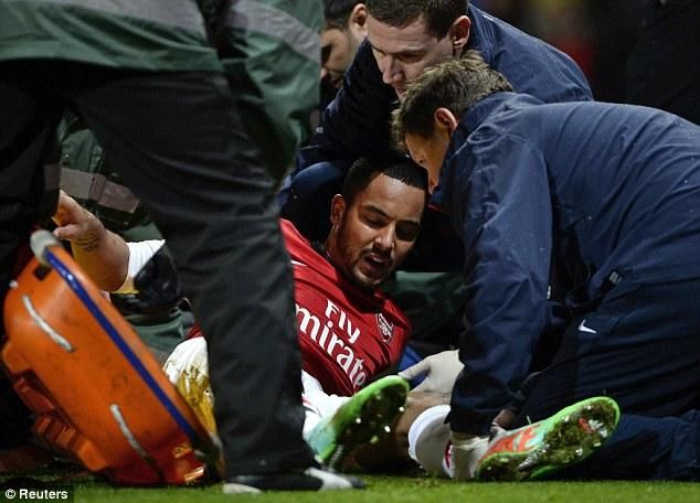 Walcott a Tottenham elleni győztes meccsen sérült meg (forrás: Daily Mail)