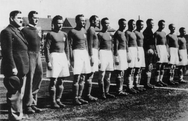 A futballtörténelem első horvát válogatottja 1940. április 2-án, Svájc 4:0-s zágrábi legyőzése előtt. Balról az első Jozo Jakopić szövetségi kapitány, akinek a munkáját Bukovi Márton segítette     (Fotó: Wikipedia)