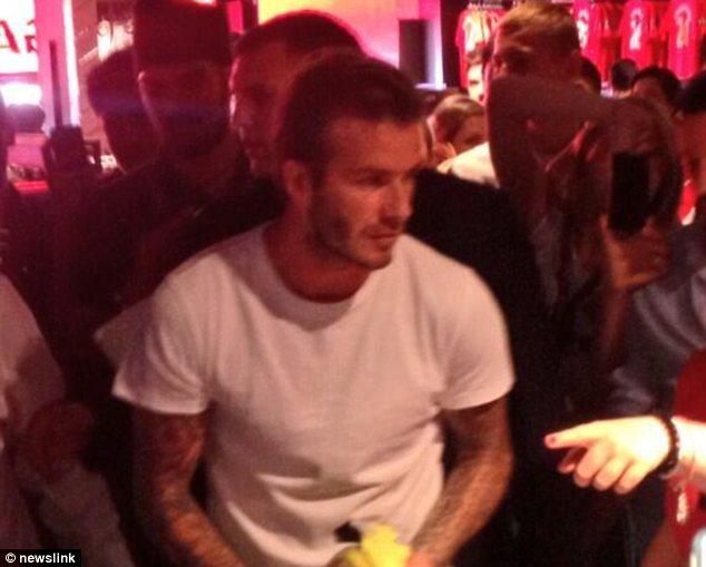 David Beckham az ajándékboltban vásárol (forrás: Daily Mail)