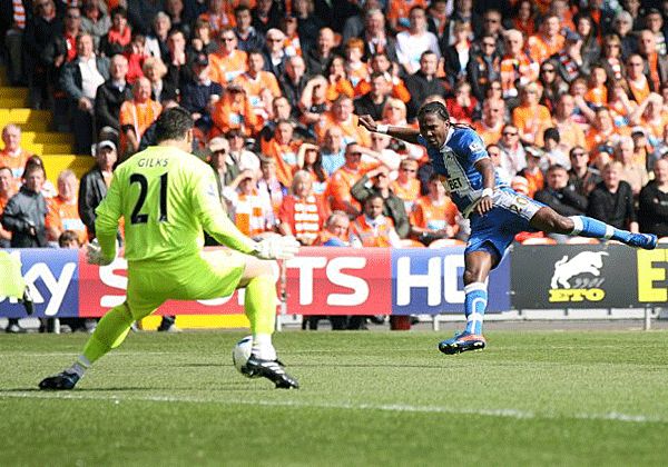 A wigani Hugo Rodallega megkedzi a gólgyártást a Blackpoolban 3-1-re megnyert meccsen (Fotó: Whoateallthepies.com)