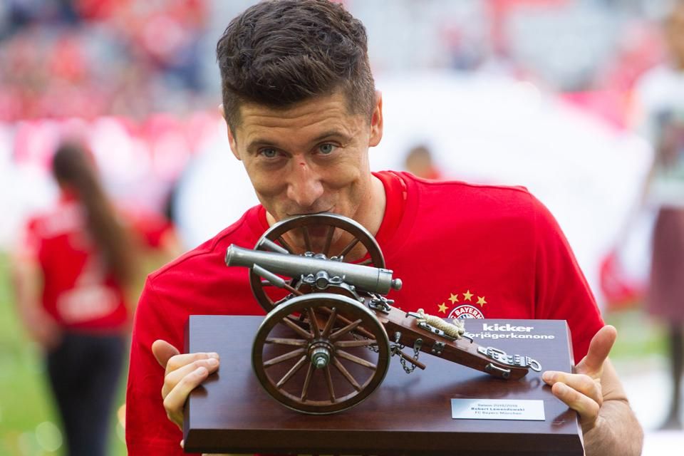Robert Lewandowski kapott hivatalos trófeát (Fotó: AFP)