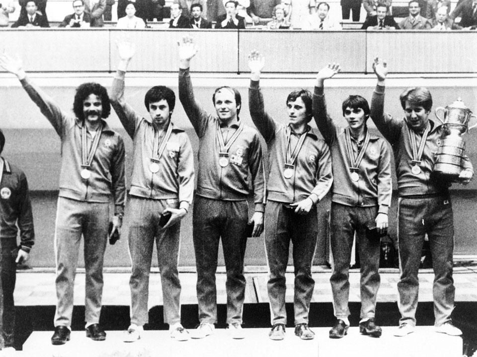 1979: „Jól ismert felvétel, mégis megunhatatlan. Éveken keresztül arra készültünk, hogy Kínát legyőzve leszünk csapatban világbajnokok, s Phenjanban sikerült. Mellettem Klampár Tibor, Jónyer István, Takács János, Kreisz Tibor és Berczik Zoltán” (Fotó: MTI)