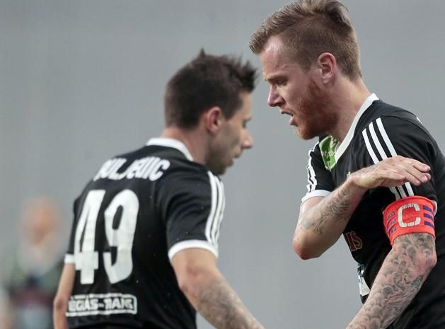 A mezőkövesdi Strestík (jobbra) csapattársára, Pauljevicsre volt dühös, miután a szerb rácsúszott a lábára az MTK elleni meccsen (Fotó: Szabó Miklós)