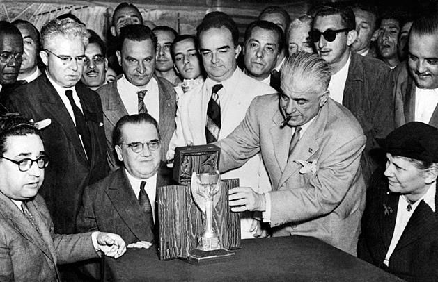 Ottorino Barassi (balra) visszaadja a trófeát az 1950-es vb-re (Fotó: AFP)