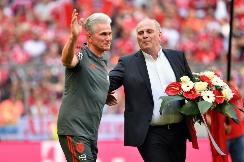 Uli Hoeness búcsúztatja a klubot sokszor beugró edzőként is kisegítő, 2013-ban történelmi triplázásig, bajnoki címre, kupagyőzelemre és BL-aranyra vezető trénert, Jupp Heynckest (Fotó: AFP)