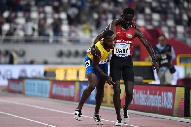 Az 5000 méter végét az arubai Jonathan Busby a bissau-guineai Braima Suncar Dabóba csimpaszkodva tette meg