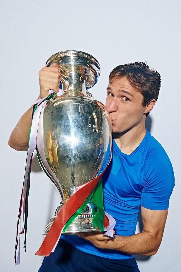 Federico Chiesa és az Eb-trófea. A Juventus támadója az olasz futball új szupersztárjává válhat (Fotó: Getty Images)