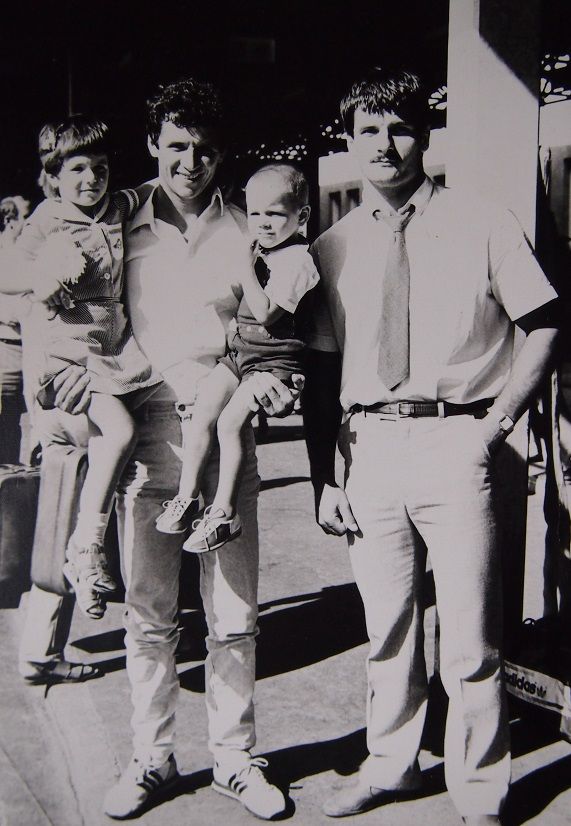 1986: With Évi and Máté in his arms – Pali's son was not yet born - and his future doubles partner János Kis Sarusil