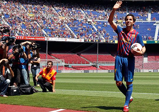 Fabregas örömmel öltötte magára a Barcelona szerelését (Fotó: Reuters)