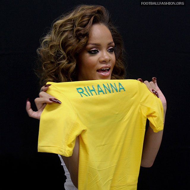 Rihanna és a brazil mez (Fotó: Footballfashion.org)