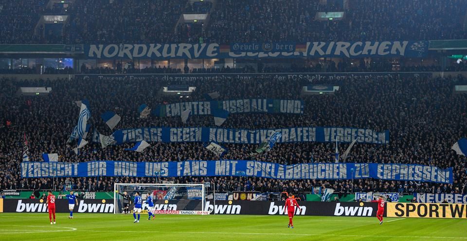 Gelsenkirchenben a Schalke-szurkolók üzentek a DFB-nek (Fotó: AFP)