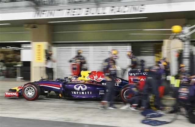 Sebastian Vettel utolsó kerékcseréje a Red Bull pilótájaként (Fotó: Reuters)