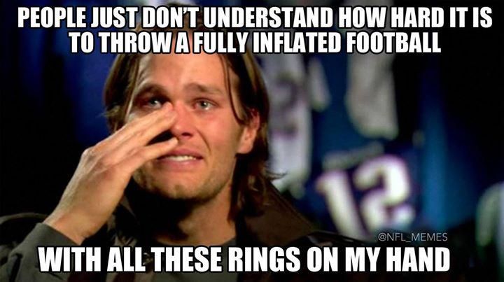 Az emberek nem értik meg, milyen nehéz dobálni a teljesen felfújt labdákat. Ennyi gyűrűvel a kezemen (Fotó: NFL Memes)