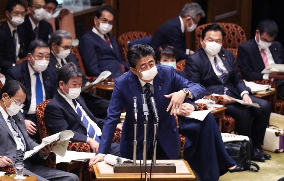Abe Sindzo japán kormányfő jelentette be a halasztást (Fotó: AFP)
