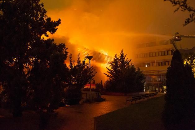 Lángokban az atlétikai csarnok (Fotó: MTI)