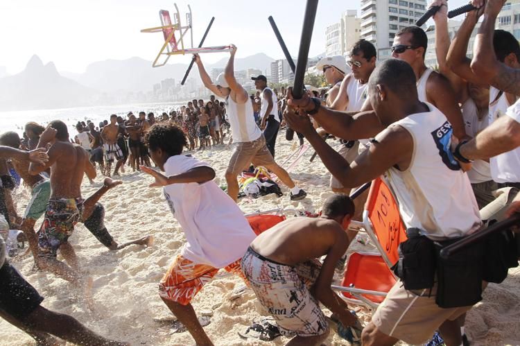 Rendőrök támadnak botokkal a riói strandon tolvajkodó suhancokra (Forrás: npr.org)