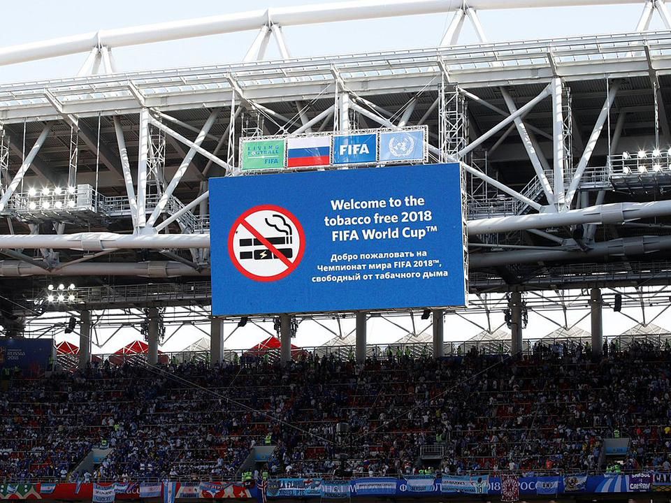 A meccs előtt az óriáskivetítőn nyilvánvalóan felhívták a figyelmet arra, hogy tilos a dohányzás