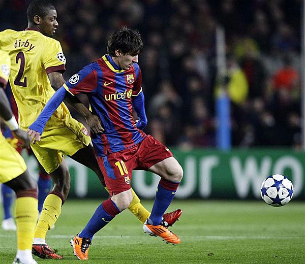 Abou Diaby piros és Lionel Messi narancssárga topánkája (Fotó: Action Images)