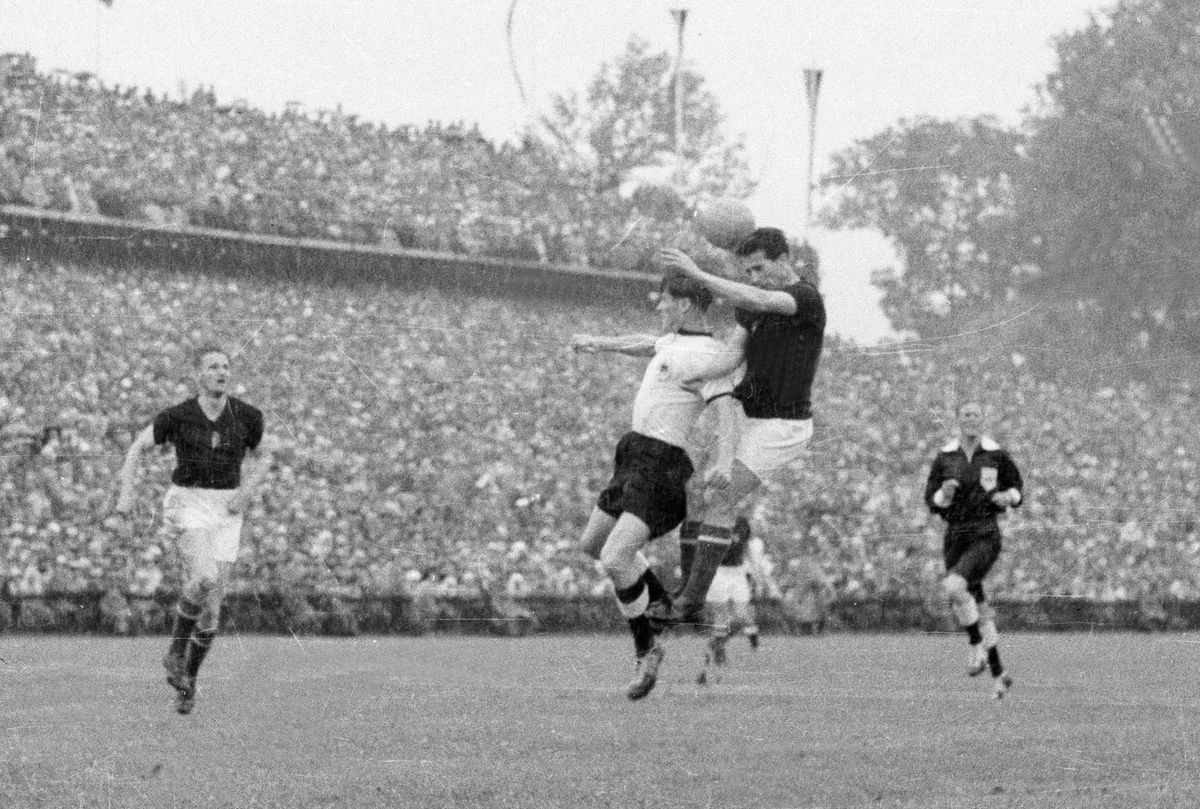 Bozsik József fejel 1954-ben a nyugatnémetek elleni, 3:2-re elveszített világbajnoki döntőn (Fotó: Imago Images)
