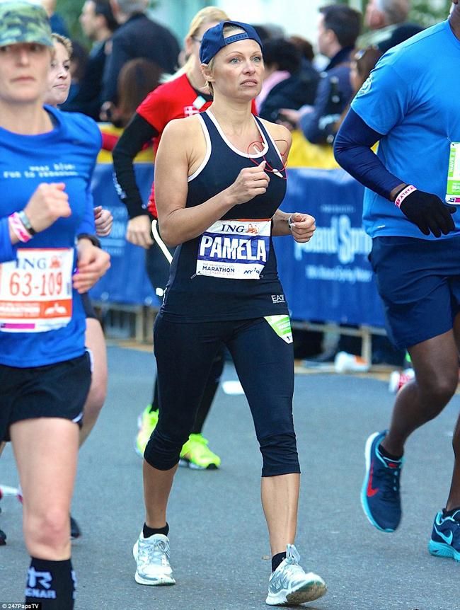 Pamela Anderson a New York-i maratonin (forrás: Daily Mail)