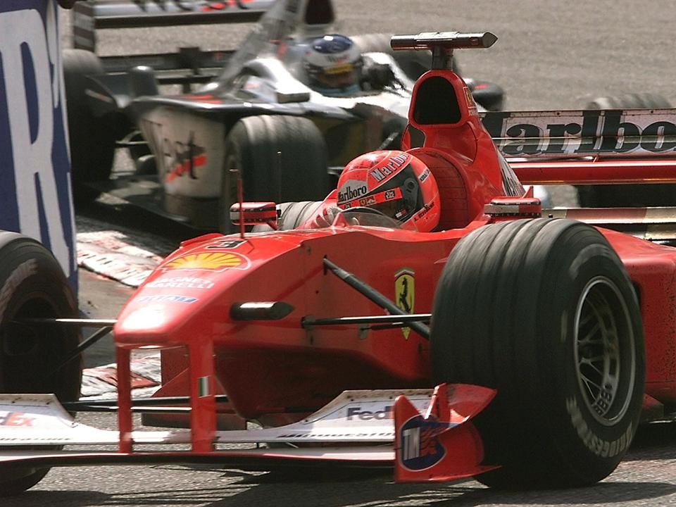 Schumacher a szabályosság határát súroló manőverrel is védekezett, de a 41. körben semmit sem tehetett már (Fotó: AFP)