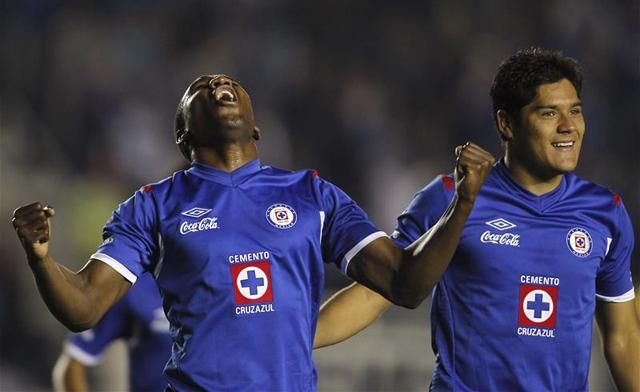 Brazíliai, majd spanyolországi légióskodás után a 2011–2012-es szezont a mexikói Cruz Azulnál töltötte, 22 bajnokin 8 gól volt a mérlege