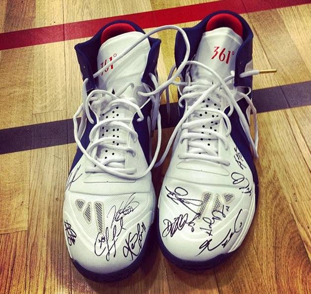Kevin Love mindenkit megkért, hogy írja alá a cipőjét (forrás: sports.yahoo.com)