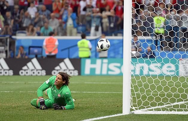 A labda Sommer fejéről a saját kapujába pattant (Fotó: AFP)