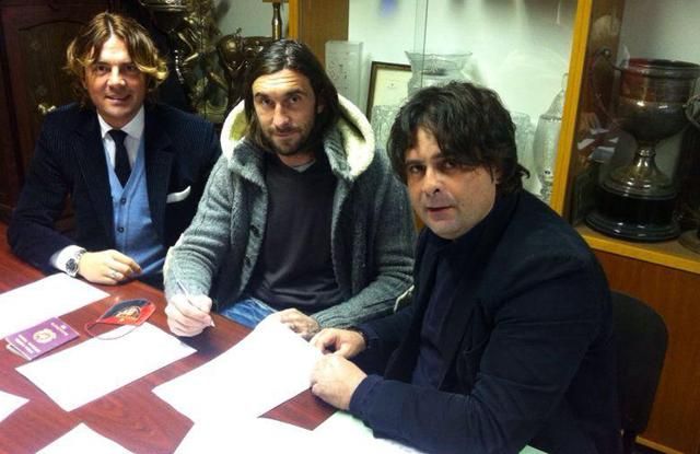 Bonazzoli (középen) ügynöke és Fabio Cordella társaságában aláírt a Honvédhoz (Fotó: tuttomercatoweb.com)