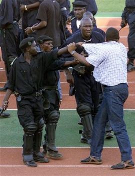 Nkonót elviszik a rendőrök