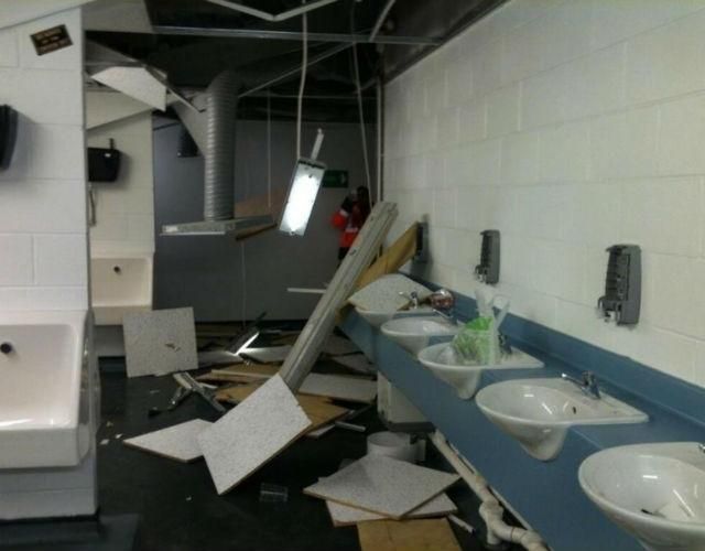 Szétverték a mosdót a Burnley-drukkerek (Fotó: 101greatgoals)