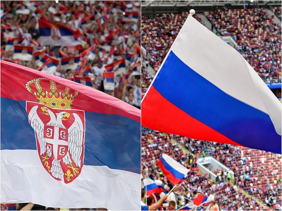 A szerb (balra) és az orosz szurkolók zászlajukkal a 2018-as világbajnokságon (Fotó: AFP)