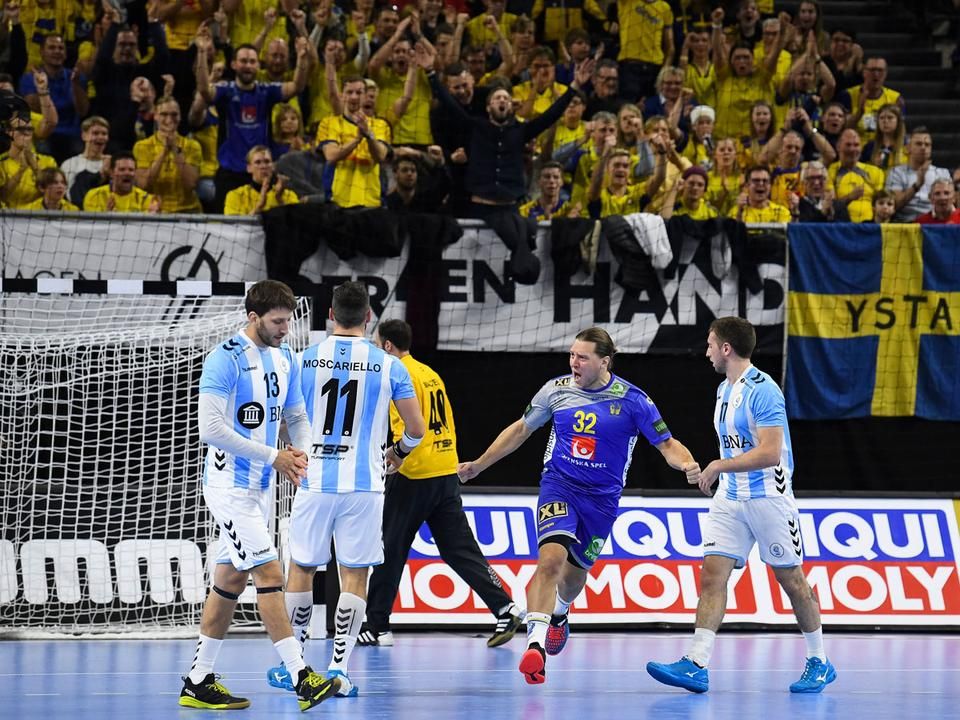 A hat gólt szerző Zachrisson ünnepel, az argentinok szomorkodnak (Fotó: AFP)